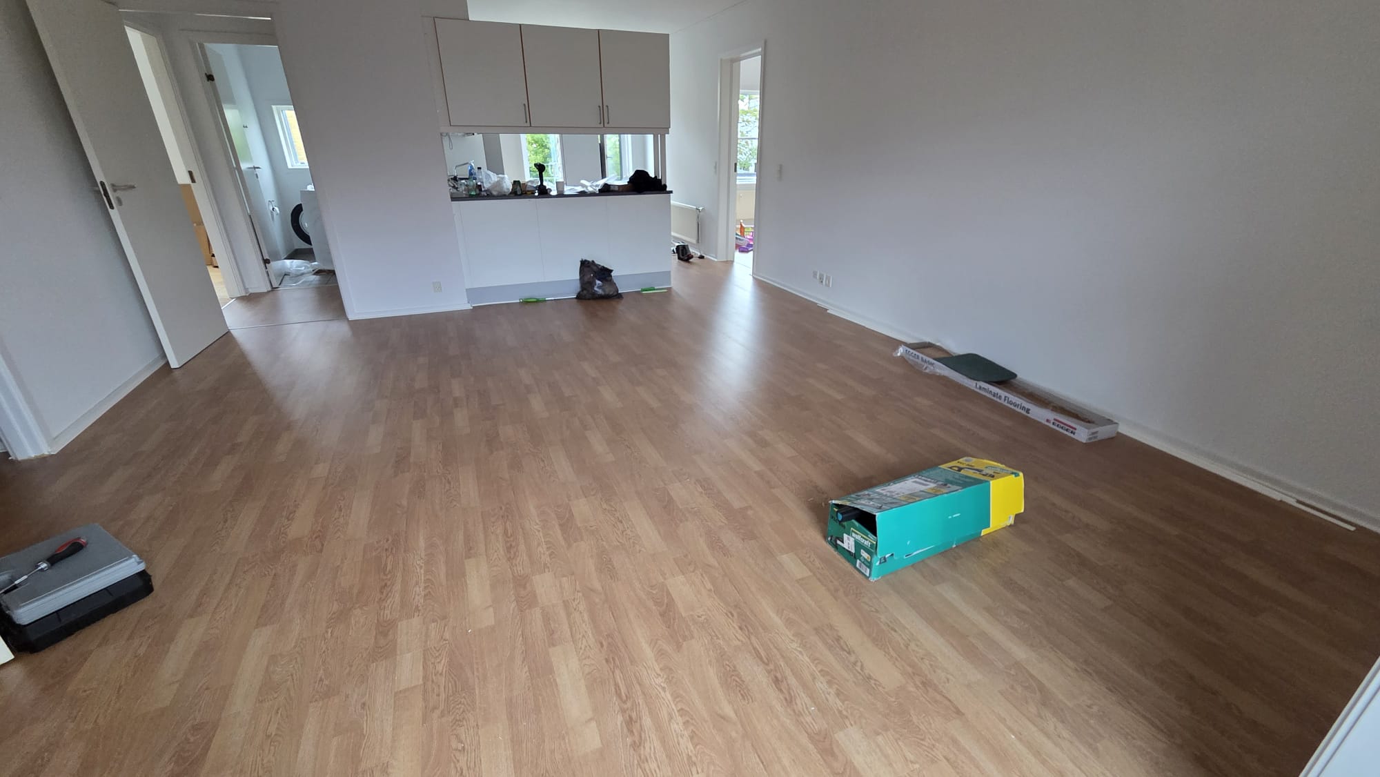 Færdigt klikgulv i stue med egetræ finish